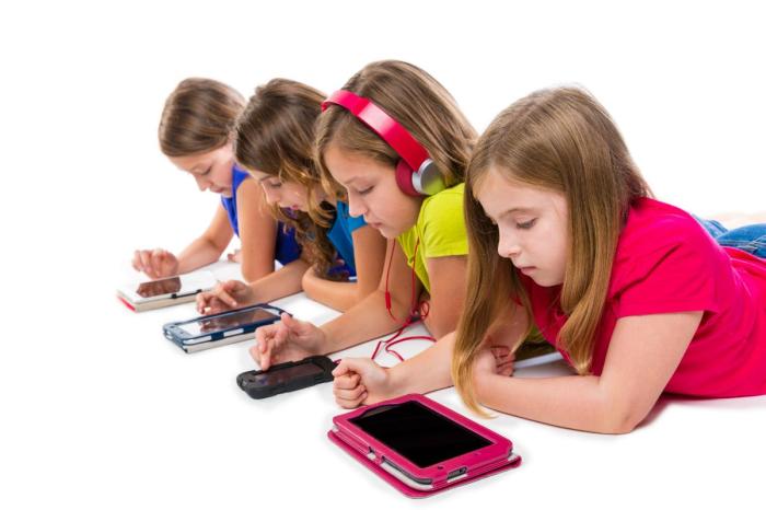 Children-smartphone-tablet-screens